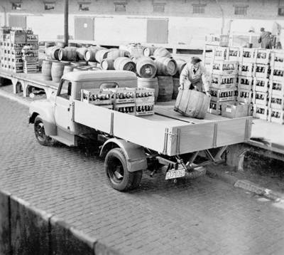 Beladen eines Hanomag L28 mit Bierfässern und -Kisten, um 1951
